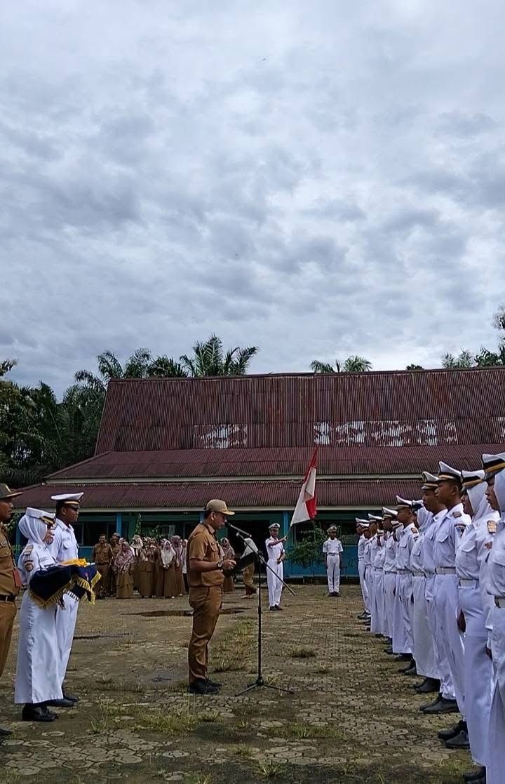 Pelantikan Pengurus Resimen, UKS, PMR, PIK-R, dan Rohis SMKN 1 Tanjung Jabung Timur oleh Kepala Sekolah